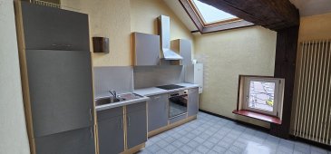 Idéalement situé en cour intérieure, avec possibilité de parking privé, appartement de type F2 bis au dernier étage comprenant : Entrée, cuisine équipée, salle de bain, séjour.A l'étage : mezzanine et une chambre.