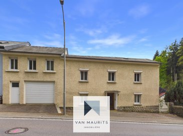 Die Beschreibung enthält Details zu einer Immobilie:

Située à Rameldange dans la commune de Niederanven, au cœur d'un village paisible, cette maison d'habitation construite en 1945 représente une belle opportunité de rénovation pour les amateurs de projets ou les investisseurs. Développée sur deux étages, elle offre une surface habitable d'environ 117 m² pour une totalité de ± 240 m² sur un terrain de 3.30 ares, avec une exposition sud-ouest garantissant une agréable luminosité.

La maison se présente comme suit :

Au rez-de-chaussée, l'entrée s'effectue par un hall de ± 8 m², desservant le séjour de ± 28 m², la cuisine séparée de ± 10 m², un WC séparé, un palier, un garage de ± 36 m², offrant un emplacement pour une voiture ainsi qu'un coin buanderie et une cave de ± 9 m².

Le premier étage comprend l'espace nuit avec un palier de ± 6 m², un couloir de ± 4 m², quatre chambres de ± 11, 11, 12 et 14 m², une salle de bain de ± 6 m² (avec lavabo, baignoire, WC et bidet), complète l'étage.

Vous bénéficierez également d'une terrasse de ± 12 m², agréable pour profiter de l'extérieur.

Au sous-sol, une chaufferie de ± 36 m² abrite la chaudière au mazout et le réservoir.

Un grenier non aménagé de ± 43 m² offre un beau potentiel de stockage supplémentaire.

Équipements et caractéristiques techniques
- Chauffage au mazout
- Sols en parquet, dalles en béton et dalles en bois
- Murs peints
- Châssis PVC double vitrage avec volets manuels
- Fibre optique
- Toiture en ardoises
- Jardin de ± 130 m²

Environnement et services :

Village résidentiel très nature, calme tout en restant proche de Luxembourg-ville;

Niederanven est une commune dynamique et disposant de toutes les commodités praticable à pied! à seulement quelques pas de la réserve naturelle *Aarnescht*, écoles fondamentale *Am Sand*, crèches, zone commerciale et industriel à Munsbach, supermarchés Leclerc, Cactus Roodt/Syre, restaurants (larges choix), centre sportif, piscine, sauna et fitness (Syrdall Schwemm), sentiers pédestres, piste cyclable, espace *Vita* fitness en forêt, pharmacie, instituts de beauté, coiffeurs, agence de voyage, pressing, assurances, médecins, dentistes, kinés, vétérinaire, banques, fiduciaires, aéroport du Findel à 5 minutes en voiture...);

Bien desservi par les transports en commun vers le Kirchberg, l'aéroport et la ville, bus tous les 10 minutes, train à proximité (gare de Roodt-sur-Syre ou Munsbach);

Agent responsable: Nora au +352 691 136 875 ou nora@vanmaurits.lu
