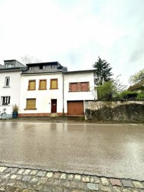 <br>PROJET POUR MAISON BI-FAMILIALE !!!!!!!<br><br>Immo Nordstrooss vous propose cette ancienne maison qui est complètement à rénover ou même possibilité de construire une maison BI-familiale.<br><br>Cette maison est sise sur un terrain de +/- 6,86 ares dans une rue très calme à Erpeldange à 5 min d\'Ettelbruck.<br><br>Pour plus de renseignements ou une visite veuillez nous contacter au 691 850 805.<br><br>Proposition de crédit/financement à taux compétitif d\'une banque luxembourgeoise incluse dans nos services gratuits.