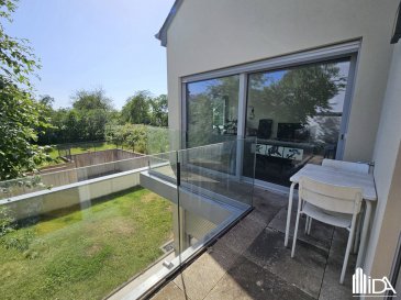 L'Immobilière de l'Attert vous propose ce bel appartement à vendre situé dans une résidence à 5 unités dans le village de Kehlen.

L'appartement d'une surface habitable de 55,79 m² situé au 1er étage (avec ascenseur) se compose de:

- spacieux hall d'entrée
- spacieux séjour / salle à manger avec coin cuisine équipée et sortie sur balcon
- débarras
- grande chambre à coucher de +/- 16 m² avec sortie sur balcon
- salle de douche, wc, lavabo
- buanderie commune.

L'appartement dispose d'un emplacement intérieur et extérieur.

Pour plus d'informations ou pour visiter cette propriété, contactez-nous au +352 23 62 90 20 ou sur immo@immoaida.lu

Consultez nos biens sur www.immoaida.lu