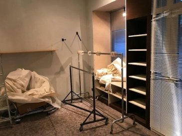 Immeuble de rapport à rénover sis à Rodange, de 2 Unités (Commerce et Habitation) avec un grand potentiel comme: 
- Maison bi-familiale 
- Maison avec fond de commerce
- Commerce et Immeuble de location avec maximum de 7 chambres  

Actuellement se composent comme suit:

Rez-de-chaussée (partie gauche):
- Commerce de +/- 120 m2, avec 2 vitrines une entrée séparée de habitation, bureau et un stock,

Rez-de-chaussée (partie droite), 
- Hall
- 2 Chambres
- accès cave 

1er étage .
- Living avec une cheminée 
- 2 Chambres à coucher dont une avec accès sur la terrasse
- Salle de douche 
- Cuisine indépendante équipée
- Grande terrasse de 30 m2

Combles (2ème étage): parcellement aménage
- peut être également amenage en 3 chambres et une salle de bain.

Commerce se compose de 2 grandes pièces et d‘une cuisine et 2 WC séparés
Le commerce peut être louer à 1000€ + charges, à prévoir des travaux dans le commerce suivant l‘activité

La maison se situe à proximité de toutes les commodités (bus, commerces, écoles primaires, etc)

Pour tout complément d‘information, n'hésitez pas à nous contactez par téléphone au 28 77 88 22.
Nous sommes également disponibles pour organiser les visites le samedi !
Nous sommes, en permanence, à la recherche de nouveaux biens à vendre (des appartements, des maisons et des terrains à bâtir) pour nos clients acquéreurs.
N‘hésitez pas à nous contacter si vous souhaitez vendre ou échanger votre bien, nous vous ferons une estimation gratuitement. 
Ref agence :68