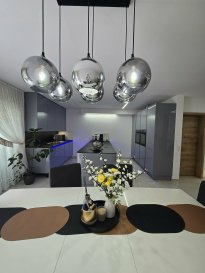 A NE PAS RATTER !!!

Immo Nordstrooss a le plaisir de vous présenter cette splendide maison jumelée, située dans un quartier résidentiel à INGELDORF construit au 2022.

Avec une surface habitable d'environ 178.7 m², cette propriété contemporaine séduit par ses volumes généreux, sa luminosité naturelle et son design soigné. 
Dès l'entrée, vous serez charmé par une ambiance raffinée et chaleureuse. 
Le hall spacieux, équipé de rangements vous guide vers un espace de vie convivial, habillé de mobilier de qualité et d'une cuisine haut de gamme moderne fonctionnelle et parfaitement intégrée aves espace débarras. 
De grandes baies vitrées inondent la pièce de lumière et s'ouvrent sur une spacieuse veranda et un jardin privative sans vis à vis et un WC séparé.

À l'étage, vous découvrirez trois belle chambres confortables, ainsi qu'une salle de douche avec fenêtre, et aussi buanderie pour les machines à laver.

Le dernier étage est entièrement dédié à une superbe suite parentale, offrant une très spacieuse chambre donnant vers une belle terrasse de +/-29.88m2 avec vue sur la Sûre, une salle de douche avec WC , espace relaxant pour les parents.

Pour compléter ce bien d'exception : 
Un garage pour une voiture et trois emplacements extérieurs devant la maison et aussi espace cave pratique pour le rangement. 

Pour tout renseignement complémentaire ou information veuillez nous contacter par email info@immonordstrooss.lu ou par Tél: 691 850 805.

Proposition de crédit/financement à taux compétitif auprès des banques Luxembourgeoise incluse dans nos services gratuits.