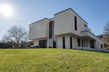 Perl
Direkt an der Grenze L-Schengen
Exklusive Stadtvilla -Neubau 2024 - 280 m² -Einliegerwohnung -Barrierefrei
Modernes Wohnen auf höchstem Niveau
Dieses hochwertige Haus bietet ca. 280 m² Wohnfläche, inklusive 60 m² barrierefreier Einliegerwohnung mit eigenem Eingang, auf einem ca. 775 m² Grundstück.
Hauptwohnbereich:
? Offener Wohn-/Ess-/Küchenbereich mit Kamin & Terrassenzugang
? Masterbereich mit Ankleide & Bad
? 2 weitere Schlafzimmer + Kinderbad
? Büro/Bügelzimmer
? Gäste-WC, 2 Abstellräume
? Doppelgarage mit direktem Zugang ins Haus
? Hauswirtschaftsraum mit Hundedusche
? Barrierefreier Hauseingang
Einliegerwohnung (ca. 60 m²):
? Barrierefrei & separat zugänglich
? Offener Wohn-/Ess-/Küchenbereich mit Terrasse
? Schlafzimmer & Bad
? Ideal für Teenager, Eltern oder als unabhängige Wohnlösung  gemeinsames Wohnen, aber jeder in seinem eigenen Bereich.
Außen:
? 2 Stellplätze vor dem Haus + Platz für 3 weitere vor der Garage
? Energieeffizienz A+

Ein Angebot für anspruchsvolle Käufer, die Komfort, Nähe und Privatsphäre verbinden möchten.