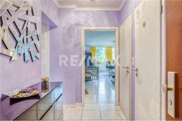 ***RESERVE***


Veuillez contacter Felice Capraro pour de plus amples informations :
- T : +352 621 251 398
- E : felice.capraro@remax.lu

REMAX, Spécialiste de l'immobilier à Clémency, vous propose un appartement 3 chambres de 100 m² qui se compose comme suit : 

Hall d'entrée, WC séparé, buanderie, séjour spacieux avec feux de cheminée, cuisine séparée, un bureau / petite chambre, hall de nuit, une grande chambre, 3? chambre, une salle de bain avec baignoire. 

Place de parking devant la résidence, jardin commun, cave. L'appartement se trouve au premier étage dans une petite résidence. 

Frais d’agence RE/MAX : 3 % du prix de vente à la charge de la partie venderesse + TVA