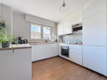 L’agence Immo-Contact vous propose à la vente ce superbe appartement d’environ 88 m² de surface habitable, situé dans une résidence construite en 2004, parfaitement entretenue.

L’appartement a été entièrement rénové en 2022 : cuisine, installations sanitaires, revêtements de sol, portes intérieures… Il offre aujourd’hui un confort moderne dans un cadre soigné et prêt à emménager.

Grâce à son orientation et à ses larges ouvertures, il bénéficie d’une très belle luminosité naturelle tout au long de la journée.

Il se compose comme suit :

– Hall d’entrée
– Spacieux salon / salle à manger
– Cuisine équipée ouverte, moderne et fonctionnelle
– Deux chambres à coucher
– Salle de douche avec WC
– Toilettes séparées
– Débarras avec espace buanderie

Une cave privative située au grenier ainsi qu’un emplacement de parking intérieur complètent ce bien.

La résidence bénéficie d’une situation idéale : à 2 minutes à pied d’une crèche, à proximité immédiate des arrêts de bus, à environ 6 minutes de la gare et proche de différents commerces et services. Un emplacement pratique qui facilite le quotidien.

Cet appartement constitue une excellente opportunité, que ce soit pour une première acquisition ou pour un investissement. Un bien moderne, lumineux et idéalement situé, alliant confort et praticité.

Pour plus de renseignements ou pour organiser une visite, contactez-nous au +352 621 75 86 43 ou par email à anastasia.feron@immocontact.lu.

Visites possibles en semaine ainsi que le samedi.

 ---------- 
Immo-Contact Agency is pleased to offer for sale this beautiful apartment of approximately 88 sqm of living space, located in a well-maintained residence built in 2004.

The apartment was fully renovated in 2022, including the kitchen, sanitary installations, flooring, and interior doors. It now offers modern comfort in a carefully finished, move-in-ready condition.

Thanks to its orientation and large windows, the apartment benefits from excellent natural light throughout the day.

The layout is as follows:

– Entrance hall
– Spacious living and dining area
– Modern open-plan fully equipped kitchen
– Two bedrooms
– Shower room with WC
– Separate toilet
– Storage room with laundry space

A private cellar located in the attic and an indoor parking space complete this property.

The residence enjoys a highly convenient location: only 2 minutes on foot from a daycare, close to bus stops, approximately 6 minutes from the train station, and near various shops and services. A practical setting that makes daily life easy and comfortable.

This apartment represents an excellent opportunity, whether for a first-time purchase or as an investment. A modern, bright, and ideally located property combining comfort and practicality.

For further information or to arrange a viewing, please contact us at +352 621 75 86 43 or by email at anastasia.feron@immocontact.lu.

Viewings are possible during the week and on Saturdays.