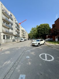 Un appartement moderne à louer vous attend dans le quartier dynamique de Bonnevoie, Luxembourg, proposé exclusivement par UNIC.

Détails de la propriété: 

Ce charmant appartement d'une chambre à coucher offre un espace de 51,9 m², complété par un balcon de 5,69 m² exposé au sud-est, parfait pour profiter de moments de détente en plein air. 
L'immeuble, construit en 2005 sur cinq étages, dispose d'un ascenseur et d'un emplacement de parking intérieur, garantissant la commodité dans vos déplacements quotidiens. 

La cuisine équipée ouverte est idéale pour ceux qui aiment cuisiner. 
Vous bénéficierez également d'une salle de douche moderne et d'un espace buanderie. 

Installations à proximité: 
Bonnevoie est réputé pour son ambiance conviviale et animée. 

Vous découvrirez une variété de commerces et de restaurants, offrant une expérience culinaire diversifiée.
Les parcs et espaces de loisirs environnants invitent aux saines promenades et aux activités en plein air. Le secteur est bien desservi en termes de soins de santé, avec plusieurs établissements médicaux à proximité. 
Les options de transport variées facilitent l'accès facile et rapide au Centre d'affaires de la Cloche d'Or, Howald et au reste de la ville de Luxembourg.

Ne manquez pas cette incroyable opportunité! 
Réservez dès maintenant une visite en nous contactant via le formulaire de contact ou par téléphone.