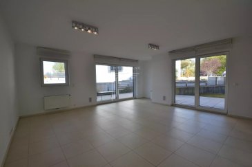 Bel appartement au rdc d'une résidence calme, disposant d'un spacieux séjour donnant accès à une terrasse, d'une cuisine équipée ouverte, de deux chambres à coucher, d'une salle de douche et d'un WC séparé.

Au sous-sol vous disposerez d'une cave privative et d'un emplacement voiture.

Situé proche des quartiers Grund, Clausen et Kirchberg, transports urbains au pied de la résidence, à proximité d'un supermarché.

 ---------- 
Attractive ground-floor apartment in a quiet residence, featuring a spacious living room with access to a terrace, an open-plan fitted kitchen, two bedrooms, a shower room and a separate toilet.

In the basement, you'll find a private cellar and a car parking space.

Located close to the Grund, Clausen and Kirchberg districts, with public transport at the foot of the residence and a supermarket nearby.