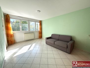 NANCY/BOUFFLERS - Appartement 3 pièces.  En Exclusivité. NANCY/BOUFFLERS. Appartement de 3 pièces principales, d'une surface de 54m2 CARREZ, situé au rez-de-chaussée d'une petite copropriété venant d'être ravalée et isolée en 2025, en second corps de bâtiment, au calme. Offrant : un dégagement, un espace rangement, un WC séparé, une cuisine séparée, un salon/séjour de 21m2, deux chambres et une salle d'eau. Chauffage individuel gaz. Cave privative au sous-sol. Idéalement situé, proche de toutes commodités (axes autoroutiers, transports dont bus ligne T4, commerces, écoles...). www.agencedeboufflers.fr
Les informations sur les risques auxquels ce bien est exposé sont disponibles sur le site Géorisques : www.georisques.gouv.fr