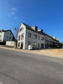 Découvrez cette charmante maison jumelée à vendre à Dickweiler, Luxembourg, proposée par AGENCE REINERT CARLO. Située dans un cadre paisible et chaleureux, cette propriété ne se trouve que sur athome.lu.

Détails de la propriété  
Cette belle maison jumelée, d'une surface de 150 m² répartie sur trois étages, offre une parfaite harmonie entre espace et fonctionnalité. 

Rez-de- chaussée: Hall d'entrée,(7,61 m2), salle de séjour (16,88m2), cuisine/salle à manger (19,19m2), W.C., garage pour 1 voiture (20,32 m2), terrasse(17,68m2)

1er étage: Couloir,(3,64 m2), 3 chambres à coucher (17,40m2, 17,47 m2, 18,17 m2), salle-de-bains (9,61 m2)

2Ième étage: salle-de-bains (5,77 m2), suite parentale (28,68 m2), dressing adjacent (5,20m2).

Les quatre chambres spacieuses et les deux salles de bains en font une demeure idéale pour une famille. Le jardin de 100 m² exposé plein sud vous promet d'agréables moments en plein air. C'est d'autant plus intéressant que la maison dispose d'un garage et d'une place de parking extérieure. Avec une cuisine ouverte, cet espace convivial devient le cœur de la maison, idéale pour les moments de partage. Le bien présente une performance énergétique de classe A et sera disponible à partir du 22 décembre 2026.

Aménagements à Proximité  
Le quartier de Dickweiler offre un cadre de vie paisible et familial avec une ambiance de village préservée. Les écoles locales sont réputées pour leur excellence éducative, tandis qu'une variété de charmantes boutiques et restaurants se trouvent à proximité, permettant de profiter de loisirs et de sorties agréables. Pour les amateurs de nature, les parcs environnants proposent de nombreuses possibilités de promenade et de loisirs en plein air. Profitez également d'un accès facile aux services de santé de qualité et d'une bonne desserte en transports facilitant les déplacements vers les villes environnantes.

Ne manquez pas cette opportunité ! Planifiez une visite en nous contactant via le formulaire de contact ou par téléphone dès aujourd'hui.