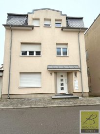 OPPORTUNITÉ ? APPARTEMENT 1 CHAMBRE À PÉTANGE

Nous vous proposons à la vente cet appartement de 44,56 m², idéalement situé à Pétange, au rez-de-chaussée d'une résidence bien entretenue.

Le bien se compose comme suit:
- séjour confortable
- cuisine séparée
- chambre à coucher
- salle de bain

Il bénéficie d'un chauffage au gaz et de fenêtres à double vitrage, assurant confort et performance énergétique.

Une cave privative complète ce bien, ainsi qu'un accès à une buanderie commune.

Cet appartement constitue une excellente opportunité, aussi bien pour un premier achat que pour un investissement locatif, grâce à sa localisation pratique et à sa distribution fonctionnelle.

Pour plus d'informations sur cette propriété d'exception ou pour organiser une visite, veuillez nous contacter au 28 77 88 22.
Nous sommes également disponibles pour des visites le samedi afin de mieux convenir à votre emploi du temps.

Notre agence est en recherche active de nouveaux biens à la vente pour répondre à la demande de nos clients acquéreurs.
Si vous envisagez de vendre ou d'échanger votre bien, contactez-nous pour une estimation gratuite et confidentielle.