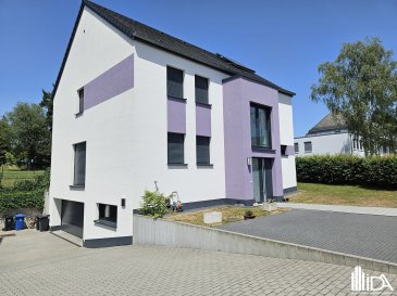 L'Immobilière de l'Attert vous propose en location cette magnifique maison 4 façades idéalement située à Redange-sur-Attert dans un quartier calme.

La maison d'une surface habitable de +/- 200 m² se compose comme suit:

Rdch:
- spacieux hall avec coin vestiaire
- séjour / salle à manger avec coin cuisine équipée, sortie sur terrasse de +/- 33 m² et jardin 
- débarras
- une chambre à coucher ou bureau de +/- 14 m²
- salle de douche avec wc et lavabo.

1er étage:
- 3 chambres à coucher dont une suite parentale avec dressing, salle de douche avec double lavabo, wc
- salle de bain avec douche italienne, double lavabos et wc.

Sous-sol:
- garage spacieux de +/- 58 m² pour 4 voitures
- cave et local technique.

Plusieurs emplacements de parkings devant la maison.

Disponibilité: la maison sera disponible au cours du mois d'octobre, date exacte à convenir.

Loyer : 2 800€
Frais d'exploitation à charges des locataires
Caution : 2 mois de loyer
Frais d'agence : 1 mois de loyer + TVA (partagé 50/50 entre locataire et bailleur)

Ce bien vous intéresse ! Merci de remplir le 