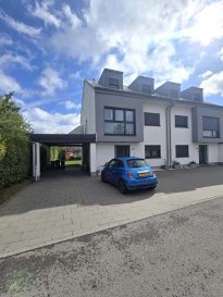 Maison A Vendre A Perle !!!

Belle maison offre une excellente isolation et un cadre de vie chaleureux construite en 2017 sur un terrain de +/-2.46 ares.

Elle se compose comme suit:
Au rez de chaussée:
- Hall d'entrée avec armoire encastrée
- Spacieux living avec cuisine équipée ouverte avec accès terrasse et jardin
- salle de douche WC
- Car port pour une voiture et trois emplacements devant la maison

Au 1er étage :
- Hall de nuit
- Salle de bain avec WC et fenêtre
- 3 belles chambres à coucher

Au 2ème étage :
- Hall de nuit avec bureau
- Salle de douche avec fenêtre
- grande chambres à coucher
- espace chaufferie

--- Autres informations ---
* Année de construction : 2017
* Terrain : 2.46 ares
* Car port : 1 voitures
* Trois emplacements de parking extérieurs
* Terrasse et jardin
* Chaufferie
* Chauffage : pompe à chaleur
* Fenêtres : Triple vitrage
* CPE : B/C

Pour tout renseignement complémentaire ou information veuillez nous contacter par email info@immonordstrooss.lu ou par Tél: 691 850 805.

Proposition de crédit/financement à taux compétitif auprès des banques Luxembourgeoise incluse dans nos services gratuits.