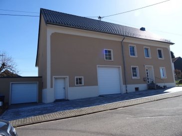 Das Haus stammt aus den 1930ern und wurde teilweise aufwendig renoviert. 
Es liegt in einer ruhigen Seitenstrasse von Weiten auf einem 12,5 ar grossen Grundstück und hat einen grossen sonnigen Garten. Im Wohnhaus befinden sich im Erdgeschoss das Wohnzimmer mit Holzkaminofen und direktem Zugang zum Garten, ein Esszimmer, das aufwendig renovierte Badezimmer mit Badewanne (mit Whirlpoolfunktion) und WC, sowie die Küche. 
Im ersten OG befinden sich 3 Schlafzimmer, davon eins mit begehbarem Dressing, und das neu renovierte Duschbad mit WC.
Im zweiten OG befindet sich der sehr grosse ( ca 60m2) ausbaufähige Dachboden, dort ist eine Sauna mit Dampfbad eingebaut.
Am Wohngebäude direkt angeschlossen, ist die ehemalige Scheune, die nun als Garage ausgebaut wurde und teilweise als Lagerraum dient. Direkt daneben der ehemalige Stall, auch dieser wurde zur Garage ausgebaut. 
Es besteht auch die Möglichkeit Teile der Scheine zu Wohnraum umzubauen.

Weiten liegt nordwestlich des Ortsteils Mettlach auf dem Saargau direkt an der Grenze zu Rheinland-Pfalz, direkt zwischen  Orscholz und Freudenburg.  Die luxemburgische Grenze liegt 15 Kilometer entfernt, auch ins schöne Saarburg ist es nicht weit.