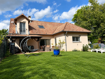 Maison individuelle dans une position indépendante dans un cadre de Nature comprenant une entrée, une cuisine équipée de qualité ouverte sur un vaste salon-séjour ouvert sur une terrasse et un terrain attenant, une chambre, un bureau aménagé et meublé type professionnel, une salle d'eau, un WC en rez-de-chaussée. Au premier étage : salle de bains, WC, deux chambres dont une avec dressing intégré, mezzanine-salle de jeux.  
Un garage, un parking en devanture pour 4 véhicules, une terrasse abritée complètent l'ensemble.  
Une maison pratique et bien construite !!  
De nombreux rangements type placards coulissants, une buanderie-chaufferie permettent d'organiser harmonieusement cette jolie maison.  Le chauffage est central, complété par un poêle à bois. Les performances énergétiques sont appréciables.  
À proximité immédiate de LIGNY !!