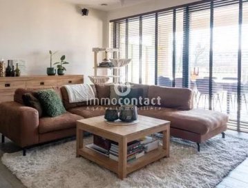 L'agence immobilière Immo-Contact vous propose ce magnifique appartement de construction récente +/− 85m² situé à Differdange.

Idéalement situé, cet appartement de 2 chambres avec balcon et parking, se trouve dans un quartier résidentiel qui bénéficie d'un parc au pied de la résidence.

À quelques pas des crèches et écoles, ce bien est idéal pour une famille ou pour un investissement locatif.

Cette situation privilégiée offre non seulement une tranquillité mais également un accès facile aux commodités urbaines et aux infrastructures modernes.

Au 3 ème étage d'une résidence de 2022, l'appartement se compose comme suit :

- Hall d'entrée avec placard encastré
- Salon avec espace salle à manger et accès terrasse orientée Sud-Est
- Cuisine équipée ouverte avec ilot central
- 2 chambres à coucher
- Salle de bain avec baignoire et WC
- WC séparé
- Débarras

Un emplacement intérieur et une cave viennent compléter ce bien.

À savoir :
- Aucuns travaux à prévoir
- Disponibilité immédiate

Visites possibles en semaine et le samedi.

Pour toutes informations contactez-moi au +352 621 391 355.

Estimation de votre bien (sous 48h), contactez-nous au +352 26 311 992 ou sur info@immocontact.lu*

 ---------- 
The Immo-Contact estate agency is offering this magnificent, recently built apartment of approximately 85m² located in Differdange.

Ideally located, this two-bedroom apartment with balcony and parking space is situated in a residential neighbourhood with a park at the foot of the building.

Just a short walk from nurseries and schools, this property is ideal for a family or as a rental investment.

This privileged location offers not only tranquillity but also easy access to urban amenities and modern infrastructure.

On the 3rd floor of a 2022 residence, the flat is composed as follows:

- Entrance hall with built-in cupboard
- Living room with dining area and access to east-facing terrace
- Open-plan fitted kitchen with central island
- 2 bedrooms
- Bathroom with bath and WC
- Separate WC
- Storage room

An indoor parking space and a cellar complete this property.

Please note:
- No work required
- Available immediately

Viewings possible on weekdays and Saturdays.

For further information, please contact me on +352 621 391 355.

For a valuation of your property (within 48 hours), please contact us on +352 26 311 992 or at info@immocontact.lu*
