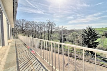 RE/MAX SELECT, spécialiste de l'immobilier à Boevange-sur-Attert, vous propose à la vente cette belle maison libre de 4 côtés avec 200m2 habitables construite sur un terrain de 12,40 ares.

La maison dispose encore d'un appartement indépendant de 1 chambre avec une surface habitable d'environ 55m2.(Pas de cadastre vertical)
L'appartement est actuellement loué.
Un projet pour la construction d'un duplex de 73,46m2 sur le côté gauche de la maison a été approuvé et les autorisations de construire sont déjà existantes.

La maison se compose de la façon suivante:

- Grand hall qui donne accès à la plupart des pièces.
- Living avec cheminée d'environ 38m2
- Salle à manger 
- Cuisine équipée
- 3 grandes chambres (16m2, 17m2, 20m2)
- Salle d'eau avec douche et lavabo
- WC séparé
- Grande terrasse surplombant la vallée

Au sous-sol, la maison dispose d'un local chaufferie, d'un espace stockage, d'un WC, d'un garage pour deux voitures et d'un appartement 1 chambre indépendant.
