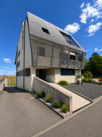 À VENDRE - Duplex d'Exception avec Ascenseur Privatif à Frisange

JS Partners Immobilière a le plaisir de vous présenter ce superbe duplex haut de gamme situé dans une résidence intimiste de seulement 5 appartements, construite en 2018, au cœur de la commune très recherchée de Frisange, à quelques minutes seulement de Luxembourg-Ville. 

Développant 115 m² habitables, ce bien rare séduit par son architecture moderne, ses prestations de qualité et son ascenseur privatif offrant un accès direct à l'appartement.

Premier niveau - Espace nuit
- Hall de nuit
- Suite parentale avec dressing et salle de douche privative
- Deux chambres spacieuses de 16,24 m² et 15,16 m²
- Salle de bains avec baignoire
- WC séparé
- Balcon

Deuxième niveau - Espace de vie

L'étage supérieur est entièrement consacré à la convivialité avec un magnifique séjour baigné de lumière naturelle comprenant :

- Grand salon / salle à manger
- Cuisine ouverte entièrement équipée
- WC séparé 
- Accès direct à une magnifique terrasse, idéale pour profiter des beaux jours.

Prestations

- Ascenseur privatif avec accès direct dans l'appartement
- Résidence de seulement 5 copropriétaires
- Construction 2018
- Classe énergétique B ? B
- Chauffage au sol au gaz
- Triple vitrage
- Stores électriques
- Moustiquaires installées
- VMC double flux
- Fibre optique
- Vidéophone
- Porte sécurisée

Annexes

- Garage fermé avec cave (29 m²)
- 1 emplacement extérieur

Les atouts

- Résidence récente et haut standing
- Ascenseur privatif (prestation très rare)
- 3 chambres dont une suite parentale
- Grande terrasse et balcon
- Excellente performance énergétique (A/A)
- Nombreux rangements intégrés
- Garage fermé + un emplacement de stationnement
- Environnement résidentiel calme et recherché
- Accès rapide vers Luxembourg-Ville et la frontière française. 

Surfaces et dimensions données à titre indicatif.

Pour plus d'informations ou pour organiser une visite, n'hésitez pas à nous contacter.

Moura Jemp 
JS Partners Immobilière 
+352 621 216 646