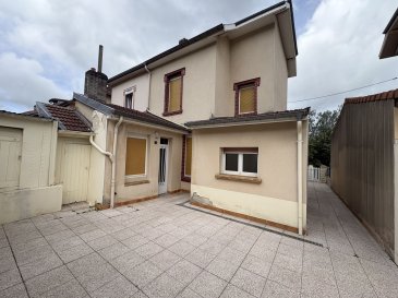 Maison jumelée - 90m ². PANETTA IMMOBILIER vous propose, 

En exclusivité, 

Secteur très calme dans la commune de Longlaville ! 

Une maison jumelée d'environ 90m² sur plus de 4ares de terrain avec terrasse, jardin et garage ! 

Vous trouverez au rez-de-chaussée, une entrée desservant un salon/séjour; un espace cuisine séparée avec accès à une grande terrasse et jardin; une salle de bains (WC et baignoire).

A l'étage, on y trouvera un pallier donnant accès à deux grandes chambres.

Les combles de ce bien sont aménageables, possibilité de créer 2 pièces supplémentaires.

Sur l'arrière, une petite parcelle de terrain constructible non attenante. Possibilité de construire un second garage.

Les fenêtres sont en DVPVC, tout à l'égout, remise aux normes de l'électricité à prévoir, chauffage gaz, toiture et façade en bon état.
A prévoir rafraichissement et cuisine.

Pour plus d’informations et visites, veuillez contacter Monsieur Emmanuel COLSON au +33 7 81 30 24 02.

Les informations sur les risques auxquels ce bien est exposé sont disponibles sur le site Géorisques : www.georisques.gouv.fr
