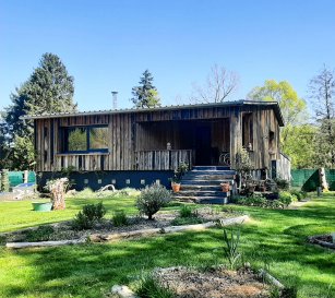 Havre de paix pour amoureux de la nature !. La nature à portée de vue ! 
A découvrir, magnifique propriété au coeur de la nature se composant d'une maison de construction traditionnelle, décorée avec goût et équipée de matériaux de grande qualité, d'un grand terrain arboré et d'un étang.
Aucun travaux à prévoir, le bâtiment a été rénové entièrement en 2020/2021 et se compose d'une entrée, d'un séjour ouvert sur une cuisine équipée, un bureau avec vue panoramique, deux wc, un cellier, une salle de douche, un grand dressing, une chambre, une buanderie, une cave, une chaufferie, une terrasse, un garage.
Les rénovations réalisées : charpente, couverture, maçonnerie, isolation toiture et mur, zinguerie, bardage bois, chauffage par pompe à chaleur, électricité, plomberie, carrelage, plâtrerie, menuiserie P.V.C, portail, porte de garage, portes intérieures, cuisine équipée, terrassement, micro station, construction garage isolé. Flora BETTAZZI (EI) Agent Commercial - Numéro RSAC :  - .