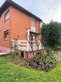 Maison mitoyenne  d'un coté d 'environ 82,68 m² habitables idéalement située dans un quartier calme à proximité de toutes commodités  comprenant:

- au rdc : une entrée,  un  wc, un salon - séjour donnant accès à un balcon, une cuisine donnant accès à une grande terrasse et au jardin

- étage: 3 chambres,  une salle de bains avec wc

Jardin , sous-sol, deux  garages, dépendances
 
Surface terrain: 617 m² dont environ 3 ares constructibles ( possibilité de construire une deuxième maison)

Chauffage au gaz

Travaux à prévoir

Montant des dépenses théoriques annuelles d'énergie : entre 1 690 euros et   2 340 euros  par an pour un usage standard abonnement compris
Prix moyens des énergies indexés au 1 er janvier 2021


Date de réalisation du DPE : 18/11/ 2022
DPE : E  consommation énergétique : 318/kwh/m²/an           
GES : E 69kgCO2/m²/an

Renseignements 06 19 98 21 23 - 07 61 27 50 82

Les honoraires d’agence sont à la charge du vendeur

Cette annonce a été rédigée sous la responsabilité de Mme GUERY Pascale, agent  commercial mandataire de l’agence AS IMMOBILIER,  inscrite au R.S.A.C. de Thionville (57100) sous le numéro 497 893 982