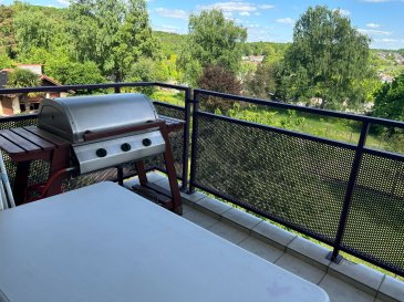 Très bel appartement situé dans une copropriété de 2 immeubles, chacun 6 appartements
Il est très bien conçu et dispose de 2 chambres, un séjour sur cuisine équipée et sur un beau balcon, une salle de bain, un wc séparé
Chauffage individuel au gaz.
Une cave et un garage fermé individuel