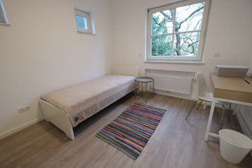 LUXEMBOURG- Bonnevoie, 39, rue Anatole France, chambre meublée rénovée, numéro C2, de 13 m2  habitable, située au premier étage et comprenant : lit simple, placard, bureau, chaise, table basse. Dans les partie communes : WC séparé, salle de douche, cuisine équipée, buanderie avec lave-linge et sèche-linge, grande cave commune. Libre de suite. Bail d'un an minimum. 
Prix : 800 euros + 150 euros de charges (compris dans les charges : chauffage, eau, électricité, internet, assurance et nettoyage des parties communes). Jardin commun, POUR UNE SEULE PERSONNE.
Caution : deux mois de loyer, frais d'agence : un mois de loyer + TVA, 50% à charge du locataire, 50% à charge du bailleur. 
Contact et visites : Rosalba MAITRE, téléphone : 691 550 189
Email : rosalba@parkagence.lu
