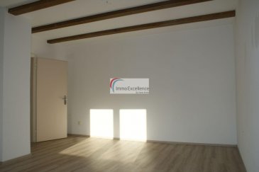 IMMO EXCELLENCE vous propose en exclusivité ce joli appartement d'une surface habitable d'environ 80,5 m2. L'appartement se compose comme suit : Un hall d'entrée, deux chambres-à-coucher, une cuisine équipée, un double séjour, une salle-de-douche, trois terrasses dont une couverte, un jardin, deux caves, une buanderie, quelques armoires encastrées, ainsi qu'un emplacement extérieur.

L'appartement se situe à proximité de toutes commodités et à seulement 1 minute de centre ville d'Echternach.


Ref agence :3426783