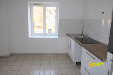Très belle maison au calme .  Maison de village en très bon état situé au 18 bis grand Rue 54700 BOUXIERES SOUS FROIDMONT comprenant: 
 - Entrée, Cuisine équipée, séjour accés terrasse et jardin, dégagement, 3 chambres, Salle d'eau,WC, Buanderie, Garage, Grenier
 - Chauffage individuel fioul - 132,27m2
 Libre à la location le 04 novembre 2025
 Les informations sur les risques auxquels ce bien est exposé sont disponibles sur le site Géorisques : www.georisques.gouv.fr