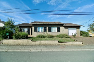 Plain-pied. Plain-pied composé d'une entrée avec dégagement, d'un double salon/salle à manger, d'une cuisine aménagée, de deux chambres, d'une salle de bain avec douche, baignoire et vasque, d'un Wc séparé.
Le bien dispose également d'un garage avec porte motorisée de 38 m2 pouvant recevoir 2 véhicules en enfilade.
Le tout implanté sur un terrain plat et clôturé d'une surface de 960 m2.