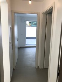 Fis Immobilière a l'honneur de vous présenter un appartement idéalement situé près de toutes commodités tel que les arrêts de bus, banques, supermarché, hôpital, axes routiers et de tous les grands employeurs du Kirchberg. D'une surface de +ou- 73.91m2, l'appartement dispose de deux chambres à coucher dont une avec un accès directe sur une terrasse de +ou- 19.98m2, d'une salle de douche, d'une cuisine entièrement équipée avec des électroménagers Siemens, ouverte sur le living qui donne accès directe sur un deuxième balcon de 3.02m2 et d'une cave privative au sous-sol. La construction est en classe BB avec des fenêtres triple vitrées, du chauffage au sol dans les appartements, une ventilation mécanique contrôlée avec un thermostat pour régler la température individuellement dans chaque pièce. L'appartement est situé au rez-de-chaussée dans une petite résidence de 5 unités seulement disposant d'un ascenseur, d'une buanderie commune, d'un local commun pour les poussettes et les vélos, etc. Le prix affiché est à 17% TVA inclus, avec la possibilité d'avoir un remboursement de 14% de TVA sur la construction, jusqu'à une somme de 50.000,00€ , sous acceptation de l'administration de l'enregistrement et des domaines.  Pour tout renseignement veuillez nous contacter au +352 621 278 925.