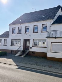 Sie suchen eine Immobilie, die Ihnen weit mehr bietet als klassischen Wohnraum? Dieses großzügige Anwesen in Dahnen eröffnet vielfältige Perspektiven für Menschen mit Visionen. Ob als großzügiges Einfamilienhaus, Mehrgenerationenwohnen, Unterkunft für Mitarbeiter oder als Kombination aus Wohnen und Gewerbe ? hier lassen sich zahlreiche Wohn- und Nutzungskonzepte verwirklichen.

Das ursprünglich 1947 in massiver Bauweise errichtete Gebäude wurde über viele Jahre als Gaststätte genutzt und später in Wohnraum sowie Fremdenzimmer umgewandelt. Heute präsentiert sich die Immobilie als echtes Projekt mit Entwicklungspotenzial. Zwar sind umfassende Renovierungsmaßnahmen erforderlich, dafür erhalten Sie ein Gebäude mit außergewöhnlich viel Platz und einem großzügigen Grundstück von 1.266 m².

Mehrere Zimmer verfügen über ein eigenes Duschbad und bieten dadurch ideale Voraussetzungen für eine Vermietung oder die Unterbringung von Mitarbeitern. Im Obergeschoss befindet sich eine zweite Einbauküche, wodurch eine separate Wohneinheit oder ein gemeinschaftlicher Wohnbereich problemlos realisiert werden kann.

Gerade die Nähe zu Luxemburg und Belgien macht diese Immobilie auch für Pendler, Investoren oder Gewerbetreibende besonders interessant.

Ausstattung
Grundstück ca. 1.266 m²
Massivbauweise
Baujahr 1947
Ca. 6 Zimmer
Zwei Einbauküchen
Mehrere Zimmer mit eigenem Duschbad
Balkon
Terrassen
Keller
Gäste-WC
Alufenster mit Doppelverglasung
Öl-Zentralheizung
Vier Stellplätze

Ehemalige Gaststätte mit späterer Wohnnutzung
Renovierungsbedürftiger Zustand mit großem Gestaltungsspielraum.

Ihr neues Projekt wartet auf Sie
Ob als großzügiges Zuhause, Investitionsobjekt oder zur Verbindung von Wohnen und Arbeiten ? diese Immobilie bietet die ideale Grundlage für individuelle Ideen. Mit handwerklichem Geschick und einer klaren Vision schaffen Sie hier ein Objekt mit nachhaltigem Wert und vielseitigen Nutzungsmöglichkeiten.

Vereinbaren Sie noch heute einen Besichtigungstermin und entdecken Sie das Potenzial dieser außergewöhnlichen Immobilie.