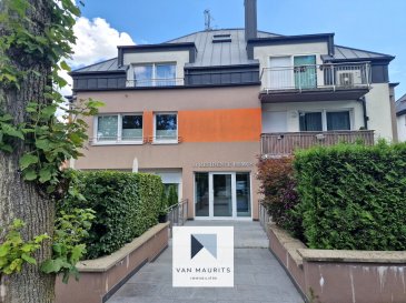 Cet appartement de charme, situé au rez-de-chaussée d'un immeuble bien entretenu, offre confort et commodité dans un cadre agréable. Idéal pour un couple, ce bien propose des espaces bien agencés et des équipements pratiques.

En entrant, vous serez accueilli par un hall d'entrée de ± 6 m², avec un accès direct aux différentes pièces de l'appartement. Un débarras de 2 m² offre un espace de rangement pratique pour vos effets personnels. Le hall dessert les différentes pièces de l'appartement, dont une salle de bain de 5 m², équipée d'une baignoire, d'un lavabo et de rangements.

La chambre de 12 m² est spacieuse et confortable. Le séjour, d'une superficie de 25 m², est lumineux et spacieux, parfait pour vos moments de détente. La cuisine de 8 m² est fonctionnelle et bien agencée, avec suffisamment de place pour cuisiner et prendre vos repas. Un balcon de 4 m² offre un espace extérieur agréable pour profiter des beaux jours.

Pour vos besoins de rangement supplémentaire, une cave de 3 m² est disponible. L'appartement comprend également un emplacement intérieur de parking de 14 m², situé dans le garage de l'immeuble, ainsi qu'un emplacement extérieur de 13 m², offrant une place de stationnement supplémentaire.

Cet appartement bénéficie d'un emplacement stratégique à Roodt-sur-Syre, proche des commodités et des transports en commun. Les espaces sont bien agencés pour offrir un maximum de confort et de praticité. Les emplacements de parking intérieur et extérieur offrent sécurité et commodité pour vos véhicules, et le balcon est un plus appréciable pour profiter de l'extérieur sans quitter votre appartement.

Cet appartement est une opportunité rare sur le marché, combinant confort, fonctionnalité et emplacement de choix. Ne manquez pas l'occasion de le visiter et de découvrir tout ce qu'il a à offrir. Pour plus d'informations ou pour planifier une visite, veuillez nous contacter au +352 621 198 891 ou par email à maurits@vanmaurits.lu