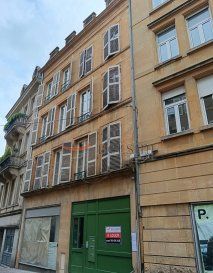 En plein cœur du centre-ville de Metz, à deux pas du parking Saint-Jacques, venez découvrir ce bel appartement de type F3, entièrement rénové avec des matériaux de qualités, situé dans un immeuble de caractère.

Il se compose d’une entrée desservant un double séjour lumineux avec une cuisine ouverte, deux chambres dont une avec dressing, une salle d’eau, une buanderie et des WC indépendants.

Chauffage individuel électrique.

Disponible rapidement !

Loyer : 1200 €
Provisions sur charges mensuelles avec régularisation annuelle : 90€ (entretien et électricité des communs, eau froide)


Honoraires de Bail : 838€
Honoraires d'état des lieux : 314€

Les informations sur les risques auxquels ce bien est exposé sont disponibles sur le site Géorisques : www. georisques. gouv.fr


BELSIM Immobilier 03 87 16 44 44