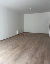 En plein cœur du centre-ville de Metz, à deux pas du parking Saint-Jacques, venez découvrir ce bel appartement de type F3, entièrement rénové avec des matériaux de qualités, situé dans un immeuble de caractère.

Il se compose d’une entrée desservant un double séjour lumineux avec une cuisine ouverte, deux chambres dont une avec dressing, une salle d’eau, une buanderie et des WC indépendants.

Chauffage individuel électrique.

Disponible rapidement !

Loyer : 1200 €
Provisions sur charges mensuelles avec régularisation annuelle : 90€ (entretien et électricité des communs, eau froide)


Honoraires de Bail : 838€
Honoraires d'état des lieux : 314€

Les informations sur les risques auxquels ce bien est exposé sont disponibles sur le site Géorisques : www. georisques. gouv.fr


BELSIM Immobilier 03 87 16 44 44