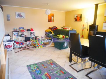 SOUS COMPROMIS

New Keys vous propose ce bel appartement duplex d'une surface totale d'environ 148m2, idéalement situé dans une rue très tranquille de Sandweiler.

Au 1er et 2ième étages d'une petite copropriété de seulement 2 unités, ce lumineux duplex se présente de la manière suivante:

RDC
1 Hall d'entrée
2 Chambres à coucher
1 Grand living avec poêle à bois accès au balcon
1 Salle de douche avec toilettes
1 Toilettes séparé
1 Cuisine équipée avec accès au balcon
1 Balcon

ETAGE 1
1 Hall de nuit
2 Chambres
1 Salle de bains avec toilettes
1 Débaras

Au SOUS-SOL
Buanderie commune
Garage privatif pour 2 voitures et emplacement extérieur devant le garage

L'appartement dispose d'un agréable et grand jardin d'environ 100m2 comprenant un cabanon en bois d'environ 10m2 avec éléctricité.

Faibles charges (environ 150 Euros par mois). Lignes de bus vers Kirchberg et Luxembourg ville à moins de 5 minutes à pied.

A visiter rapidement.
Disponibilité Août / Septembre 

Plan et photos supplémentaires sur demande.

Pour plus de renseignements, et/ou demandes de visites, merci de nous contacter au 27 99 86 23 ou par email à l'adresse info@newkeys.lu 


Ref agence :5003272