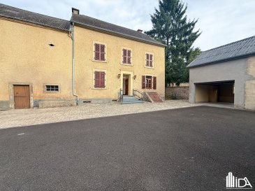 L'Immobilière de l'Attert vous propose en location cette agréable maison individuelle située dans le village d'Everlange, Commune d'Useldange.

La maison d'une surface de +/-162m² se compose de :

Rdch:
- hall d'entrée
- cuisine équipée séparée
- séjour
- salle à manger
- chaufferie / buanderie

1er étage:
- hall de nuit
- 3 chambres à coucher
- salle de bain avec douche, wc et double lavabos

La maison dispose un grenier, un jardin, 1 garage et plusieurs emplacements de parking extérieurs.

Loyer : 1 980€
Charges : à charge du locataire
Caution : 2 mois de loyer
Frais d'agence : 1 mois de loyer + TVA (partagé 50/50 entre locataire et bailleur)

Ce bien vous intéresse !

Merci de remplir le 