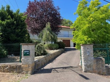 PLAPPEVILLE - MAISON INDIVIDUELLE 5 P - 180 M²
Dans un quartier résidentiel calme, belle maison familiale de 180m² avec jardin. Au rdc de cette maison se trouve une entrée et un dégagement conduisant à deux chambres, une salle de bain (baignoire) avec wc, une lingerie et une buanderie, une cave à vin et un double-garage.
L'étage comprend un vaste salon-séjour lumineux avec un accès sur une terrasse couverte, une cuisine indépendante meublée et équipée avec accès sur un balcon, une chambre et un bureau, une salle de bain (baignoire et douche) et un wc séparé. Le dernier niveau est un grenier aménagé pouvant faire office de salle de jeux.
Chauffage individuel au gaz. 