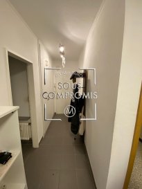 Manso Immo vous propose un appartement de 1 chambre à coucher + 1 bureau, dans un quartier calme à Echternach, et se compose comme suit : 
-	1 hall et living 
-	1 cuisine équipée,
-	1 chambre à coucher 
-	1 bureau 
-	1 salle de bain 
-	1 grenier privé 
-	1 jardin privatif
 L’appartement vous facilite l’accès vers les écoles, lycées et axes routiers ainsi qu’un grand parking devant la résidence.

Les prix affichés s'entendent frais d'agence inclus de 3% + 17%TVA. Les honoraires d'agence sont à charge des vendeurs.

Pour plus d'informations ,photos ou convenir d'un rendez-vous , vous pouvez nous contacter au :
+352 621736644 // +352 661199021 // info@mansoimmo.lu

Prix : 265.000 €
