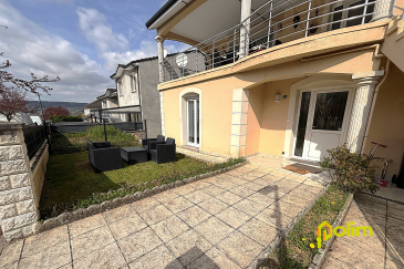 Proche des commodités, des écoles et des axes principaux. Découvrez ce bel appartement en rez-de-chaussée, situé dans une maison de deux logements construite il y a 20 ans, offrant un cadre de vie agréable et fonctionnel.
D'une belle superficie, il se compose d'une entrée, d'un séjour lumineux, d'une cuisine équipée, de trois chambres, d'une salle de bains et de WC séparés.
Vous profiterez également d'un jardin privatif, idéal pour les repas en extérieur, les moments de détente ou les jeux des enfants.
 Les informations sur les risques auxquels ce bien est exposé sont disponibles sur le site Géorisques : www.georisques.gouv.fr
