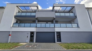 Appartement F3 avec balcon, cave et parking fermé. En exclusivité +++ Appartement récent avec terrasse et vue dégagée, à seulement 10 min du Luxembourg +++
MANOM : 
Dans une résidence de standing construite en 2020, cet appartement de 71 m2 situé au 2ème étage séduit par sa luminosité et sa vue dégagée sur un environnement naturel préservé. Sa terrasse de 11 m2, sans vis-à-vis, offre un panorama rare sur les étangs, idéal pour profiter des beaux jours en toute tranquillité.
 
Le séjour de 32 m2, lumineux et bien proportionné, offre un espace convivial et confortable, prolongé par un accès direct à la terrasse qui crée une continuité naturelle entre intérieur et extérieur. La cuisine haut de gamme, signée STYL Cuisine, s'ouvre sur cet espace de vie et est équipée d'appareils SIEMENS (micro-ondes, four, lave-vaisselle, plaque induction et réfrigérateur), combinant fonctionnalité et design élégant.
 
Deux chambres, dont une grande de 16 m2, garantissent un confort optimal. La salle de bains, moderne et soignée, dispose d'une baignoire avec paroi de douche, d'un meuble vasque avec miroir, d'un WC suspendu et d'un radiateur sèche-serviettes.
 
Chauffage au sol, volets roulants électriques, ascenseur et résidence sécurisée avec visiophone assurent un confort moderne. Une place de stationnement couverte, une grande cave et un local à vélos complètent le bien, avec possibilité d'acquérir des places supplémentaires.
 
À seulement 10 minutes de la frontière luxembourgeoise et moins de 30 minutes du centre de Luxembourg-Ville, cet emplacement est idéal pour les frontaliers. Écoles, crèches, commerces, supermarchés, lignes de bus et accès rapide à l'A31 viennent parfaire un cadre de vie pratique et agréable.
 
 Quote-part charges annuelles de copropriété : 2127EUR (Chauffage et production d'eau chaude inclus)
 Nombre de lots : 47 dont 12 lots principaux