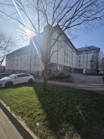 A VISITER !!!

Appartement construit en 2009, situé dans le quartier prisé du Cents (Bail Emphytéotique). 
Ce bien offre une surface habitable de 75 m² avec 8 m² de balcon.
Situé au Cents, vous bénéficiez d'une proximité immédiate avec le Kirchberg, l'aéroport et le centre-ville, tout en profitant d'un cadre de vie résidentiel et paisible. 

Caractéristiques du bien:
Espace de vie : 
-Un séjour spacieux et lumineux avec accès direct à un balcon oriente ouest-sud.
-Chambres : 2 chambres à coucher confortables de 12,39 m² chacune.
-Salle de bain de 8,1 m² équipée d'un combiné baignoire-douche-hammam, idéale pour vos moments de détente.
-Parking : Possibilité de louer un emplacement couvert pour seulement 80 € / mois.

Pour tout renseignement complémentaire ou information veuillez nous contacter par email info@immonordstrooss.lu ou par Tél: 691 850 805.

Proposition de crédit/financement à taux compétitif auprès des banques Luxembourgeoise incluse dans nos services gratuits.