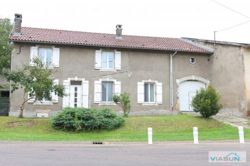 A VENDRE superbe maison lorraine de village de 192 m² sur un terrain comportant 7 ares 05. Cette maison est idéale pour une famille nombreuse.<br><br>Elle se compose : <br><br>Rez de chaussée :<br> <br>Une grande entrée permettant l\'accès à un grand living, une cuisine avec son feu ouvert, et une salle à manger. Pour compléter cet étage une grande chambre de 16 m², une salle de douche, son WC et un WC séparé.<br><br>Au premier étage : <br><br>Cet étage est constitué de 3 chambres de 24 m²,  20 m² et 19 m², et un grand espace de 28 m² actuellement agencé en bureau. (Possibilité d\'y aménager une salle de jeux, ou de la scinder en deux autres chambres).<br><br>Un grenier partiellement isolé pourra accueillir encore deux autres pièces. <br>La maison à été rénové partiellement en 2011, les menuiseries ont été changées, l\'isolation et les peintures refaites. <br><br>Viendront compléter le bien un garage avec porte sectionnelle motorisée, une grande terrasse de 60 m² et un jardin.<br><br>Située à une demi-heure de Verdun et à 35 minutes des frontières belges et luxembourgeoises, Mangiennes est au milieu de la nature, et saura vous séduire par son calme.