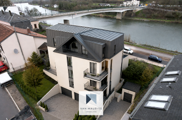 Wormeldange - Appartement de ± 104 m² avec 2 chambres, terrasse et parkings

Situé au rez-de-chaussée d'une résidence de standing en cours de construction à Wormeldange, cet appartement neuf de ± 103 m² habitables séduira par ses volumes généreux, sa luminosité et son agréable jardin privatif de ± 29 m². Réalisé en VEFA avec une livraison prévue courant 2028, il bénéficie d'une conception moderne, de prestations énergétiques de haut niveau (Passeport énergétique A-A) et d'un cadre de vie privilégié à proximité de la Moselle.

L'appartement se présente comme suit :
Au rez-de-chaussée, un hall de ± 10 m² dessert le séjour de ± 51 m² avec cuisine ouverte, prolongé par une agréable terrasse de ± 14 m², un celier de ± 6 m², ainsi qu'un WC séparé de ± 2 m².

L'espace nuit comprend deux chambres de ± 13 et 15 m² ainsi qu'une salle de bain de ± 7 m².

Au sous-sol, les futurs propriétaires profiteront d'une cave privative de ± 4 m², d'un emplacement de parking intérieur de ± 15 m², d'un emplacement de parking extérieur de ± 15 m², d'une buanderie commune, d'un local vélos, d'un local poubelles, d'un local technique ainsi que de la chaufferie de la résidence.

Prestations et équipements :
- Appartement neuf en VEFA (livraison prévue en 2028).
- Ascenseur.
- Chauffage au sol.
- Pompe à chaleur air/eau.
- Pompe de relevage.
- Châssis PVC.
- Triple vitrage.
- Volets électriques.
- Carrelage au choix de l'acquéreur.
- Parquet au choix de l'acquéreur.
- Dalle en béton.
- Revêtements muraux peints.
- Panneaux solaires.
- Porte de garage motorisée.
- Videophone.
- Internet par câble TV.
- Ventilation double flux avec récupération de chaleur.
- Cuisine non incluse dans le prix de base.
- Passeport énergétique A-A.

Pour toutes les tranches non encore réalisées à l'acte, la facturation pourra se faire directement à 3% de TVA. Le montant maximal de TVA à récupérer est fixé légalement à 50.000.-€ par logement.

La résidence bénéficie d'un environnement agréable au cur du village de Wormeldange, à quelques minutes seulement des berges de la Moselle. Les écoles, la crèche, les restaurants, les infrastructures sportives, la gare, les arrêts de bus ainsi que les pistes cyclables et les chemins de randonnée sont rapidement accessibles, offrant un cadre de vie idéal entre nature et commodités.

Pour plus de renseignements, veuillez contacter s.v.p. Juha Ahonen au +352 661 249 476 ou juha@vanmaurits.lu



Wormeldange ? Approx. 104 m² Apartment with 2 Bedrooms, Terrace and Parking Spaces

Located on the ground floor of a high-end residence currently under construction in Wormeldange, this new apartment offers approximately 103 m² of living space and stands out for its generous proportions, natural light, and pleasant private garden of approximately 29 m². Sold off-plan, with completion scheduled during 2028, the apartment benefits from a modern design, high energy performance standards with an A-A energy passport, and an attractive living environment close to the Moselle.

The apartment is laid out as follows:
On the ground floor, an entrance hall of approximately 10 m² leads to a spacious living area of approximately 51 m² with an open-plan kitchen. This bright living space opens onto a pleasant terrace of approximately 14 m². This level also includes a storage room of approximately 6 m² and a separate WC of approximately 2 m².

The night area comprises two bedrooms of approximately 13 m² and 15 m², as well as a bathroom of approximately 7 m².

In the basement, the future owners will benefit from a private cellar of approximately 4 m², one indoor parking space of approximately 15 m², one outdoor parking space of approximately 15 m², a shared laundry room, a bicycle room, a bin room, a technical room, and the residence's boiler room.

The apartment will be delivered as a new-build property sold off-plan, with completion scheduled for 2028. The residence is equipped with a lift and offers modern technical features including underfloor heating, an air-to-water heat pump, a lifting pump, PVC window frames, triple glazing, electric shutters, solar panels, a motorised garage door, videophone, cable internet connection, and double-flow ventilation with heat recovery.

The finishes include a concrete slab, painted wall finishes, and a choice of tiles and parquet flooring by the buyer. The kitchen is not included in the base price.

For all construction stages not yet completed at the time of the deed, invoicing may be carried out directly at the reduced VAT rate of 3%. The maximum recoverable VAT amount is legally set at €50,000 per dwelling.

The residence enjoys a pleasant setting in the heart of the village of Wormeldange, just a few minutes from the banks of the Moselle. Schools, childcare facilities, restaurants, sports facilities, the train station, bus stops, cycle paths, and walking trails are all within easy reach, offering an ideal living environment between nature and everyday convenience.

For further information, please contact Juha Ahonen on +352 661 249 476 or at juha@vanmaurits.lu.