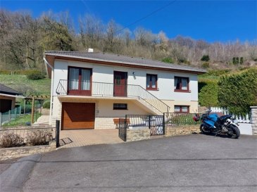 A SAULNES (54650) A VENDRE UNE MAISON INDIVIDUELLE DE PLAIN-PIED TRES LUMINEUSE, ELEVEE SUR UN REZ-DE-CHAUSSEE COMPLET, OFFRANT DE BEAUX VOLUMES ET DE NOMBREUSES PRESTATIONS.

MAISON INDIVIDUELLE SUR 10ARES DE TERRAIN.

ELLE SE COMPOSE:

D'une entrée avec dégagement et placard de rangement.

Une cuisine équipée avec accès  à une véranda de 17m², dotée d'une large baie coulissante donnant sur le jardin et de deux portes latérales vers l'extérieur.

Salon-salle à manger de 28m², lumineux, avec cheminée à bois et porte-fenetre ouvrant sur un balcon de 7m².

Trois chambres, un cabinetde toilette avec lave-mains.

Salle de douche avec un meuble et vasque.

SOUS-SOL COMPLET DE 100M².
COMPRENANT:

Un garage avec une porte électrique, pouvant accueillir deux petites voitures.

Une pièce aménagée en chambre, bureau ou autre usage.

Une buanderie avec une douche, deux caves, une cave à vin.

Prestation:
Chauffage au Gaz (Chaudière récente de 3 ans).
Double vitrage PVC.
Volets Roulants électriques.
Jardin clos et arboré, maison très bien entretenue.

Maison saine, fonctionelle et idéale pour une famille ou pour toute personne recherchant le confort du plain-pied avec de beaux espaces annexes.