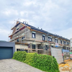 *** Nouveau projet de 4 maisons unifamiliales ***

-FR-

Situé à Bettendorf, dans une rue très calme, à 6 mn de Diekirch.
Il se constitue de 4 maisons d'une surface totale d'environ 216 m2 – 280 m2. Toutes les maisons disposent d'une grande terrasse et un jardin (avec abri de jardin)

MAISON LOT 1 d'une surface totale de 216.84m2 + terrasse de 40.17m2, se compose comme suit :

Rez-de-chaussée : salon avec cuisine ouverte et salle à manger avec accès sur terrasse et jardin, bureau, vestiaire, wc séparée, bureau et buanderie, garage pour deux voitures et deux emplacements extérieurs devant la garage.

1er étage : 3 chambres (dont une avec dressing et accès sur une terrasse de 18m2), une salle de bain et un wc séparée

2ème étage : chambre avec dressing et salle de douche, local technique

Le prix est exprimé à TVA 3%.

Pour plus de renseignements, n’hésitez pas à nous contacter, afin de réaliser ensemble le plan de votre futur projet.

Contact:
E-Mail : info@fn-promotion.lu  / GSM: +352 621 139 988

Réf agence : BTNFR LOT 001

*******

-DE-

Sehr ruhige Lage in Bettendorf, 6min von Diekirch entfernt.

Das Projekt besteht aus 4 Einfamilienhäusern mit einer Gesamtfläche von 216m2 – 280 m2. Alle Häuser verfügen über eine Terrasse mit Garten. (mit Gartenhäuschen)

HAUS LOT 1 beinhaltet eine Gesamtfläche von 216.84m2, sowie auch einer zusätzlichen Terrasse von 40.17m2 und setzt sich wie folgt zusammen:

Erdgeschoss: Wohnzimmer mit offener Küche und Essbereich mit Zugang zur Terrasse und Garten, einem Büro, Eingangshalle, Gäste-WC, Waschraum, Technik-Raum, sowie auch Garage mit zwei Stellnplätzen, sowie auch noch zwei weitere Stellplätze vor der Garage.

1. Stockwerk: 3 Schlafzimmer (eins davon mit Dressing und Zugang zur Terrasse von 18m2), ein Badezimmer, sowie auch eine separate Toilette

2. Stockwerk: 1 Schlafzimmer mit Dressing und Badezimmer, Technik-Raum

Da sich das Projekt noch in der Bauphase befindet, können auf Wunsch des Kunden diverse Modifikationen nach Absprache mit dem Bauherrn durchgeführt werden. 

Der aufgeführte Preis beinhaltet 3% TVA.

Für weitere Informationen, zögern Sie bitte nicht uns zu kontaktieren, damit wir gemeinsam Ihr Zukunftsprojekt planen können

Kontakt:
E-Mail: info@fn-promotion.lu / Mobil : +352 621 139 988

Ref. : BTNFR LOT 001

