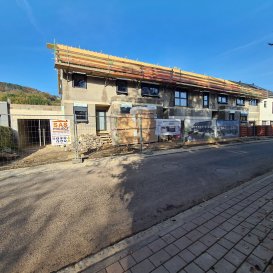 *** Nouveau projet de 4 maisons unifamiliales ***

-FR-

Situé à Bettendorf, dans une rue très calme, à 6 mn de Diekirch.
Il se constitue de 4 maisons d'une surface totale d'environ 216 m2 – 280 m2. Toutes les maisons disposent d'une grande terrasse et un jardin (avec abri de jardin)

MAISON LOT 1 d'une surface totale de 216.84m2 + terrasse de 40.17m2, se compose comme suit :

Rez-de-chaussée : salon avec cuisine ouverte et salle à manger avec accès sur terrasse et jardin, bureau, vestiaire, wc séparée, buanderie et local technique, garage pour deux voitures et deux emplacements extérieurs devant la garage.

1er étage : 3 chambres (dont une parentale avec dressing et accès sur une terrasse de 18m2), une salle de bain et un wc séparée

2ème étage : grenier aménageable, local technique

Le projet étant encore en phase de construction, diverses modifications peuvent être fait à la demande du client. 

Le prix est exprimé à TVA 3%.

Pour plus de renseignements, n’hésitez pas à nous contacter, afin de réaliser ensemble le plan de votre futur projet.

Contact:
E-Mail : info@fn-promotion.lu  / GSM: +352 621 139 988

Réf agence : BTNFR LOT 001

*******

-DE-

Sehr ruhige Lage in Bettendorf, 6min von Diekirch entfernt.

Das Projekt besteht aus 4 Einfamilienhäusern mit einer Gesamtfläche von 216m2 – 280 m2. Alle Häuser verfügen über eine Terrasse mit Garten. (mit Gartenhäuschen)

HAUS LOT 1 beinhaltet eine Gesamtfläche von 216.84m2, sowie auch einer zusätzlichen Terrasse von 40.17m2 und setzt sich wie folgt zusammen:

Erdgeschoss: Wohnzimmer mit offener Küche und Essbereich mit Zugang zur Terrasse und Garten, einem Büro, Eingangshalle, Gäste-WC, Waschraum, Technik-Raum, sowie auch Garage mit zwei Stellnplätzen, sowie auch noch zwei weitere Stellplätze vor der Garage.

1. Stockwerk: 3 Schlafzimmer (eins davon mit Dressing und Zugang zur Terrasse von 18m2), ein Badezimmer, sowie auch eine separate Toilette

2. Stockwerk: bewohnbares Dachgeschoss, Technik-Raum

Da sich das Projekt noch in der Bauphase befindet, können auf Wunsch des Kunden diverse Modifikationen nach Absprache mit dem Bauherrn durchgeführt werden. 

Der aufgeführte Preis beinhaltet 3% TVA.

Für weitere Informationen, zögern Sie bitte nicht uns zu kontaktieren, damit wir gemeinsam Ihr Zukunftsprojekt planen können

Kontakt:
E-Mail: info@fn-promotion.lu / Mobil : +352 621 139 988

Ref. : BTNFR LOT 001

