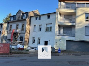 Située à Esch-sur-Alzette, cette maison principale a été construite sur un terrain de 3.55 ares et bénéficie d'une surface totale de ± 176 m² dont ± 148 m² habitables et se compose comme suit:

Au rez-de-chaussée, une entrée avec wc séparé, un salon-salle à manger, une cuisine et un accès à la terrasse et au jardin.

Le 1er étage comprend, un palier de ± 7 m², une chambre de ± 18 m² avec sa salle de douche et wc et une chambre de ± 15 m² avec sa salle de douche et wc.

Le 2ème étage comprend un palier d'environ ± 11 m², 2 chambres d'environ ± 11 et 13 m², un bureau d'environ ± 7 m² et une salle de douche de ± 4 m² (avec lavabo, douche, wc).

Le sous-sol offre une surface totale d'environ ± 28 m² au sol.

L'offre comprend également une maison (en fond de jardin) d'une surface d'environ ± 94 m² et comprenant 4 chambres d'environ ± 10, 13, 14 et 15 m².

Détails complémentaires :

- Passeport énergétique en cours

- Chauffage au gaz, par radiateurs ;

- Châssis en pvc, double vitrage, volets électriques ;

- Carrelage et stratifié au sol