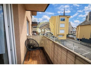 Situé au 1er étage de la résidence, bel appartement de +/- 72 m2 + terrasse de +/- 3 m2, comprenant :

- Hall d'accueil.
- Salon et salle à manger.
- Cuisine équipée de 2025 indépendante avec accès terrasse de +/- 3m2.
- Salle de bains/douche.
- Wc séparé
- Cave privative et buanderie commune. 

POSSIBILITE DE LOUER UN/DES PARKING(S) INTERIEUR(S) PLACE DES ALLIES OU DE LOUER A PROXIMITE IMMEDIATE UN BOX FERME 130 EUROS/MOIS.

La Résidence ainsi que l'appartement sont en très bon état d'entretien général.

Quartier tranquille du centre-ville : à proximité du centre commercial Opkorn, Lidl, de l'Ecole internationale, Pharmacie, crèche, kiné, piscine, Gare et bus.