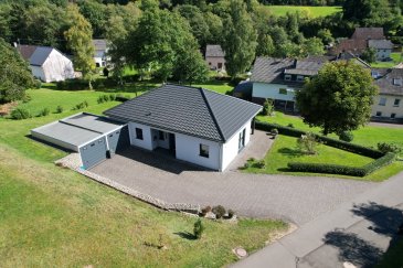 Modernes Einfamilienhaus in Gondenbrett – Baujahr 2019, sofort bezugsfertig
Highlights:
Grundstücksfläche: ca. 1.171 m²
Wohnfläche: ca. 93,35 m²
Baujahr: 2019 (neuwertig, modernste Standards)
2 Schlafzimmer + flexibel nutzbarer Bereich
Lichtdurchflutete Räume dank dreifach verglaster Fenster
Moderne Einbauküche mit Abstellkammer
Komfort-Bad, separates WC + Gäste-WC
Gasheizung mit Kaminofen
2 Garagen & 2 Stellplätze
Dachboden als Lagerfläche nutzbar
Voll möbliert – direkt einziehen und wohlfühlen

Objektbeschreibung

Dieses im Jahr 2019 errichtete Fertighaus der Qualitätsmarke HHW überzeugt durch moderne Architektur, eine hochwertige Ausstattung und einen optimal durchdachten Grundriss.

Der großzügige, helle Eingangsbereich führt direkt in den offenen Wohn- und Essbereich mit angrenzender Küche. Große Fensterfronten sorgen für viel Licht und eine freundliche Wohnatmosphäre.

Die stilvolle Einbauküche mit separater Abstellkammer ist bereits im Kaufpreis enthalten. 

Das Haus verfügt über zwei Schlafzimmer, ein modernes Badezimmer, ein separates WC sowie ein zusätzliches Gäste-WC. Praktisch: Eine Waschküche mit Heizungsanlage ist ebenfalls vorhanden.

Da das Objekt voll möbliert angeboten wird, eignet es sich sowohl für Eigennutzer als auch für Kapitalanleger, die an eine sofortige Vermietung denken.

Außenbereich

Das Grundstück mit 1.171 m² eröffnet vielfältige Nutzungsmöglichkeiten – von Freizeitgestaltung bis hin zur individuellen Gartengestaltung.

Für Fahrzeuge stehen zwei Garagen und zwei weitere Stellplätze zur Verfügung. Das Dachgeschoss ist nicht ausgebaut, bietet aber zusätzlichen Stauraum. Das Dach ist mit Betondachpfannen versehen und besonders langlebig.

Ausstattung im Überblick:
Fertighaus der Marke HHW, Baujahr 2019
Wohnfläche ca. 93,35 m²
Helle Räume mit Fliesenböden und dreifach verglasten Fenstern
Moderne Einbauküche mit Abstellkammer
Gasheizung & Kaminofen
Badezimmer, separates WC, Gäste-WC
Voll möbliert, sofort bezugsfertig
Waschküche mit Heizungsanlage
2 Garagen + 2 Stellplätze
Dachboden als Stauraum
DSL Anschluss, Glasfaser möglich 

Fazit
Ein neuwertiges, stilvolles Einfamilienhaus mit großem Grundstück, voll möbliert und sofort bezugsbereit. Ideal für alle, die eine moderne Immobilie in ruhiger Lage suchen – und das zu einem Top-Preis.