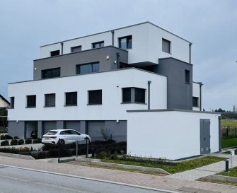 A VENDRE

Sublime Duplex de 134m2 situé à Mondercange

1èr étage:
- Cuisine équipée
- Salon / Living avec accès grande terrasse de 26m2
- WC séparé
- Vestiaire
- Terrasse (+/- 26m2)

2ème étage
- Hall de nuit
- 3 chambres à coucher de +/- 17m2
- Salle de douche

Rez-de-chaussée:
- Garage fermer pour 3 voitures
- Cave / Buanderie privative 


Exterieur:
- Jardin privative clôture de +/- 150m2
- 1 emplacement voiture exterieur

Bon à savoir:
- Aucun travaux à prévoir

Situation agréable et tranquille

À proximité : centre-ville, école, crèche, maison relais, commerces, accès autoroute, arrêt de bus, forêt, aire de jeu.

Nous vous invitons à contacter:
Moura Jemp
Tèl: +352621216646

Les surfaces et superficies sont indicatives